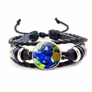 Détail du bracelet en cuir tressé avec dôme en verre Yin Yang Terre et perles bleues