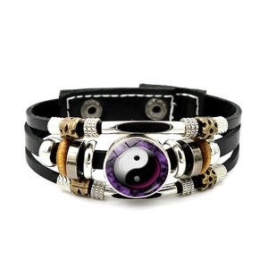 Dettaglio del bracciale in pelle con cabochon Yin Yang, ingranaggi in metallo e legno
