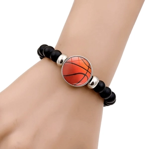Elastische zwarte kralen sportarmband met basketbalbedeltje om een herenpols