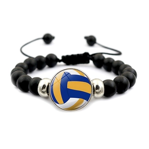 Detail van volleybal kraalarmband met zwarte matte kralen en verstelbaar koord