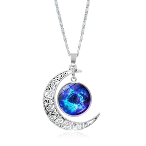 Collier lune argenté avec pendentif en verre nébuleuse bleue sur fond blanc pur