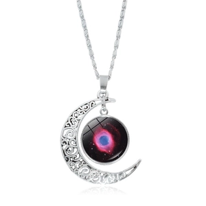 Détail du pendentif lune argentée avec pierre galaxie nébuleuse sur fond blanc uni