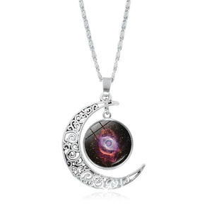 Vue détaillée du pendentif lune évidé argenté avec pierre de verre nébuleuse cosmique