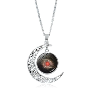 Détail du pendentif lune argenté avec cabochon en verre nébuleuse pour collier galaxie