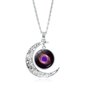 Vue détaillée du pendentif lune creuse argentée avec pierre en verre nébuleuse violette