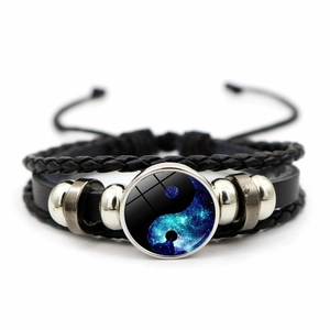 Detailansicht von mehrlagigem Lederarmband mit Galaxie-Yin-Yang-Glasanhänger