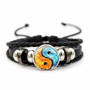 Detailansicht eines mehrlagigen Lederarmbands mit blau-rotem Eis-Feuer Tai Chi Anhänger
