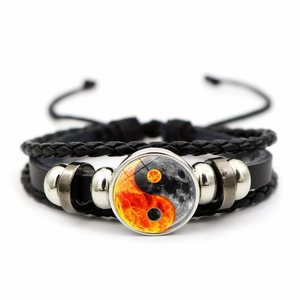 Detailansicht von Lederarmband mit Yin Yang Glaskabochon und verstellbarem Verschluss