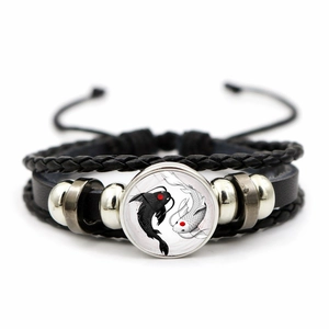 Detailaufnahme des Lederarmbands mit Schwarz-Weiß-Koi-Yin-Yang-Glas-Cabochon-Anhänger