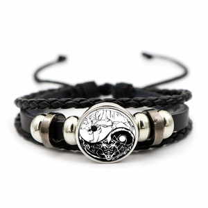 Detailaufnahme von mehrlagigem Lederarmband mit Drachen-Yin-Yang-Glas-Cabochon-Einsatz