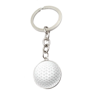 Vue détaillée du porte-clés de golf avec pendentif texturé réaliste en métal argenté