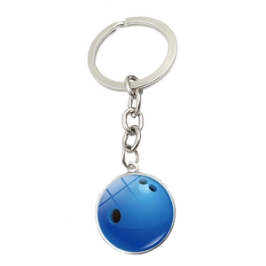 Détail du pendentif boule de bowling bleue avec porte-clés argenté et finition verre