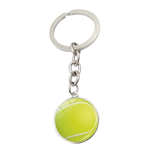 Détail du porte-clés de tennis argenté montrant le pendentif balle et l'anneau