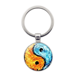 Détail du porte-clés cabochon en verre Yin Yang avec éléments dragon feu et eau