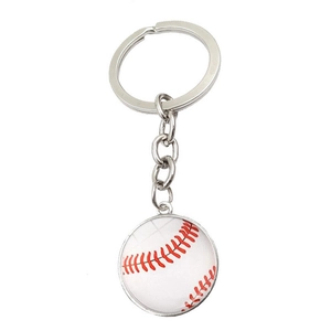 Détail d'un porte-clés de baseball avec pendentif en verre et coutures rouges