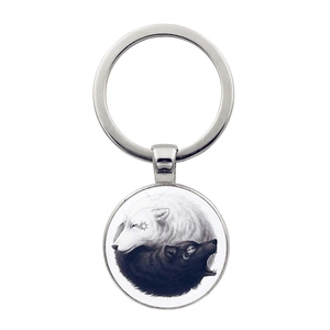 Vue macro du pendentif cabochon en verre Yin Yang loup sur un porte-clés en métal argenté