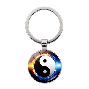 Détail macro du pendentif dragon yin yang en verre avec effets de feu bleu et orange