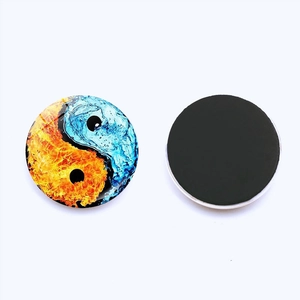 Détail de l'aimant de frigo yin yang avec éléments eau-feu et dos magnétique noir