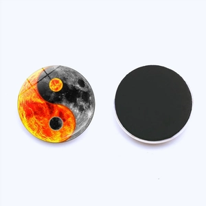 Détail d'aimant de réfrigérateur Yin Yang Tai Chi avec motifs soleil et lune