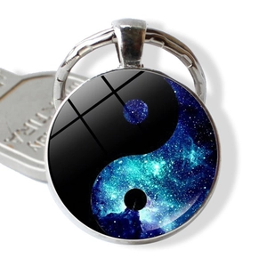 Detail van de Yin Yang glazen koepel sleutelhanger met sterrenstelselpatroon en metalen ring