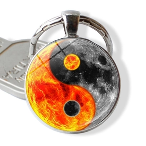 Yin Yang sleutelhanger met zon- en maanontwerp onder een glazen koepel hanger