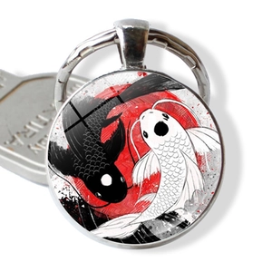 Yin Yang Koi Vis sleutelhanger met glazen koepel en zilverkleurige metalen ring