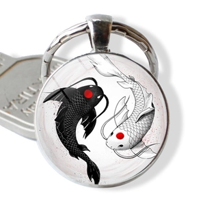 Yin Yang Koi Vis Sleutelhanger met Drakenmaan ontwerp en gepolijste metalen ring