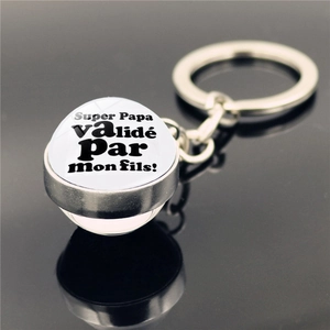 Détail du porte-clés dôme en verre argenté avec texte Super Papa et reflet net