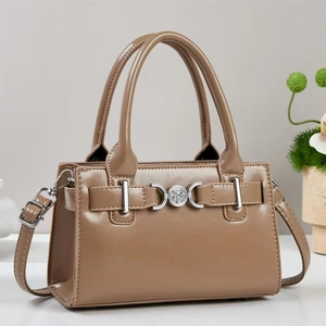 Klassische lattesbraune Ledertasche mit Löwenkopf-Schnalle und Schultergurt