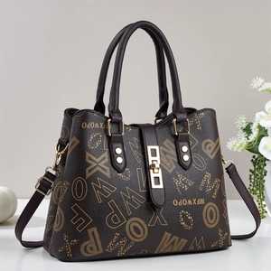 Dunkelbraune Tragetasche mit gelbem Logo-Print, Doppelgriffen und goldenem Metallschloss