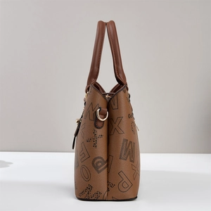 Nahaufnahme der braunen Handtasche mit Kieselleder-Textur, Buchstabendruck und D-Ringen