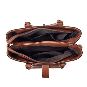 Detailansicht der braunen Ledertasche mit mehreren Innenfächern und Reißverschlüssen