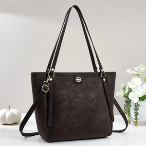 Sac fourre-tout rétro en cuir marron foncé avec bandoulière et logo rond en métal