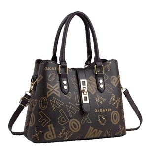 Sac à main marron en similicuir avec imprimés logo et bandoulière réglable
