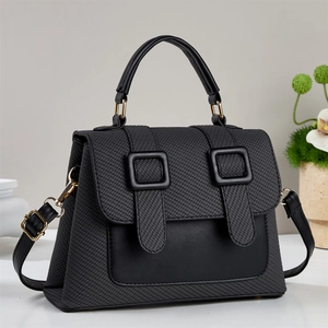 Elegante schwarze strukturierte Tasche mit goldenen Details und Tragegriff