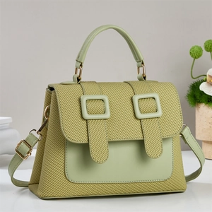 Detail der hellgrünen Cambridge-Tasche mit Materialmix und Doppel-Schnallenklappe