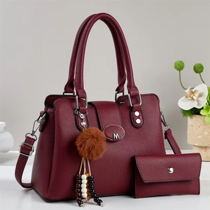 Ensemble sac à main bordeaux en cuir avec logo M et pendentif décoratif à perles