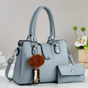 Grand sac cabas bleu clair avec pochette assortie et breloque en peluche