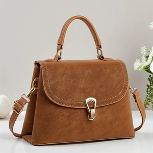 Sac à main trapèze en cuir marron rétro avec boucle fer à cheval dorée et poignée
