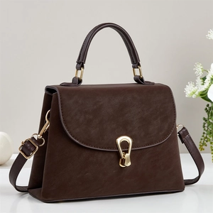 Sac à main en cuir mat marron foncé avec fermoir doré et bandoulière pour femmes