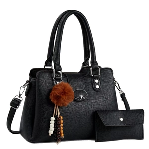 Ensemble sac à main noir en cuir grainé avec logo M en métal et breloque pompon marron