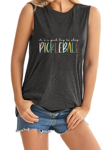 Close-up van de kleurrijke Pickleball-print op deze grijze casual mouwloze top