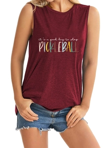 Detail van bordeauxrode pickleball tanktop met kleurrijke artistieke tekstprint