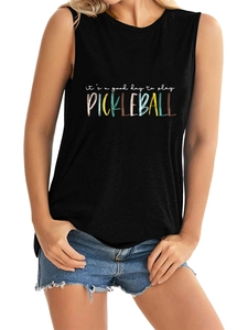 Detail van zwarte losse muscle tanktop met kleurrijke Pickleball-print en vintage tekst