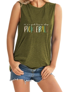 Detail van olijfgroene mouwloze top met kleurrijke it's a good day to play pickleball print