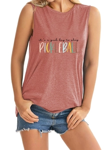 Detail van kleurrijke Pickleball-print op baksteenrood mouwloos muscle tanktop katoen shirt