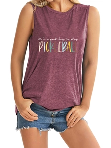 Detail van bordeauxrode pickleball tanktop met gekleurde print en katoenen textuur