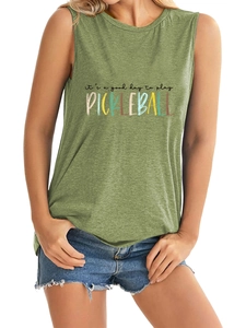 Detail van legergroene mouwloze tanktop met Pickleball-print en zachte katoenstof