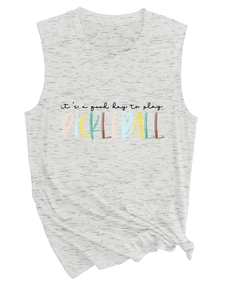 Detail van grijze Pickleball-tanktop met heather textuur, belettering en zijknoop