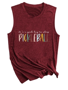 Detail van bordeauxrode pickleball tanktop met knoop aan de voorkant en zachte textuur